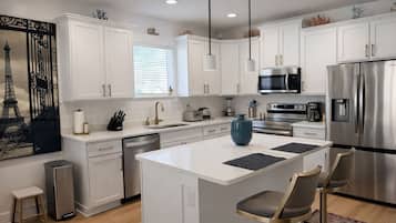 Jääkaappi, mikroaaltouuni, uuni, liesi