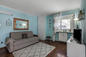 Estúdio standard, vista para a montanha (Studio Blue Petit) | Área de estar | TV