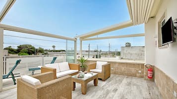 Casa família, vários quartos, 2 banheiros (Villa Na' Lu' 2 With Sea View) | Terraço/pátio