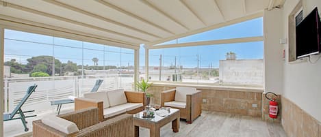Familienhaus, Mehrere Schlafzimmer, 2 BĂ€der (Villa Na' Lu' 2 With Sea View) | Terrasse/Patio