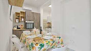Casa família, vários quartos, 2 banheiros (Villa Na' Lu' 2 With Sea View) | Opções para refeição