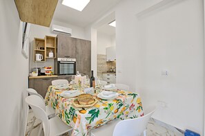 Maison familiale, plusieurs chambres, 2 salles de bains (Villa Na' Lu' 2 With Sea View) | Restauration