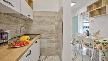 Casa família, vários quartos, 2 banheiros (Villa Na' Lu' 2 With Sea View) | Cozinha privada | Geladeira, fogão, cooktop, lava-louças