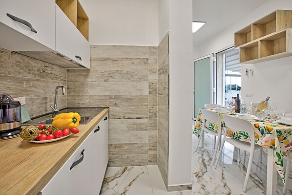 Family House, 2 Bedrooms, 2 Bathrooms (Villa Na' Lu' 2 With Sea View) | Dapur peribadi | Peti sejuk, peti sejuk beku 