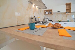 Standard-hús - mörg svefnherbergi - vísar að sjó (Villa Na' Lu' 1 with sea view) | Einkaeldhús | Ísskápur, bakarofn, eldavélarhellur, uppþvottavél