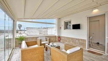 Casa família, vários quartos, 2 banheiros (Villa Na' Lu' 2 With Sea View) | Terraço/pátio