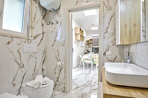 Family House, Multiple Bedrooms, 2 Bathrooms (Villa Na' Lu' 2 With Sea View) | Bathroom - Villa Na' Lu' 1 With Sea View (Lecce)