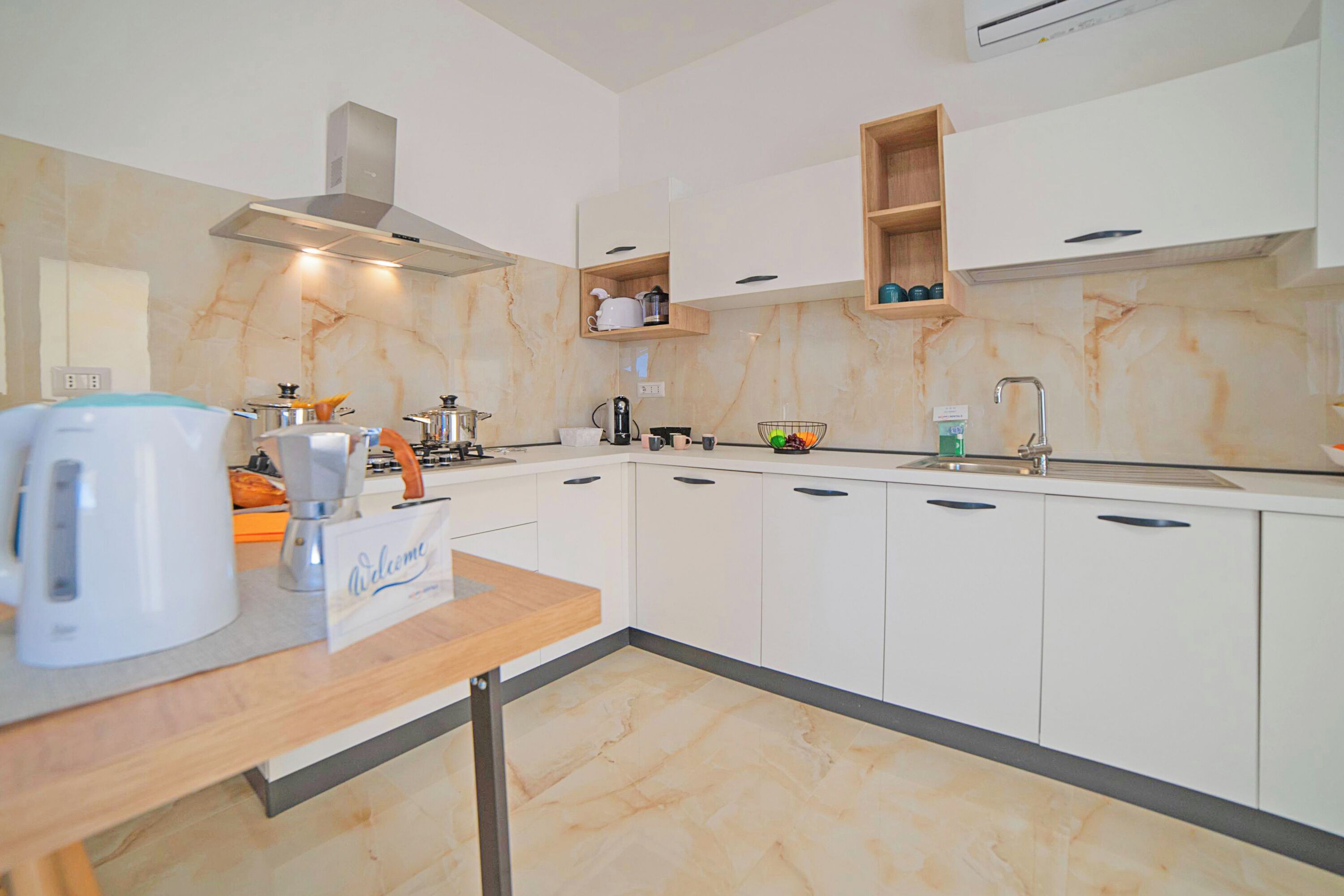 Casa standard, vários quartos, de frente para o mar (Villa Na' Lu' 1 with sea view) | Cozinha privada | Geladeira, fogão, cooktop, lava-louças