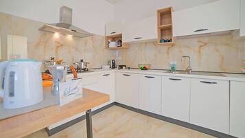 Casa standard, vários quartos, de frente para o mar (Villa Na' Lu' 1 with sea view) | Cozinha privada | Geladeira, fogão, cooktop, lava-louças