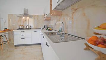 Refrigerador, horno, placa de cocina, lavavajillas