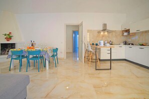 Casa standard, vários quartos, de frente para o mar (Villa Na' Lu' 1 with sea view) | Cozinha privada | Geladeira, fogão, cooktop, lava-louças