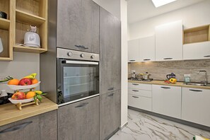 家庭獨棟房屋, 多間臥室, 2 間浴室 (Villa Na' Lu' 2 With Sea View) | 私人廚房 | 電冰箱、烤箱、爐台、洗碗機
