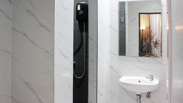 Standard Room | Bathroom | Shower, towels