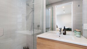 Een douche, een haardroger, handdoeken