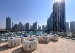 Terrace/patio - Luxurious 2BR Unit | Full Marina & Sea View (Dubai)