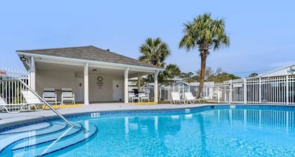 Charming pet-friendly cottage in a gated resort with amenities on the east end of Panama City Beach!