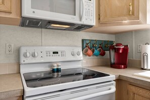 Refrigerador, microondas, horno y máquina de hielo