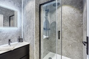 Appartement | Badkamer | Een haardroger, zeep, shampoo