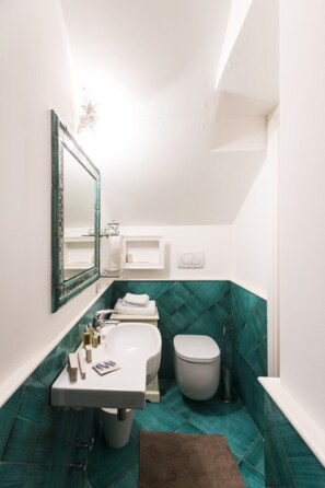 Bruser, hårtørrer, håndklæder, Sæbe