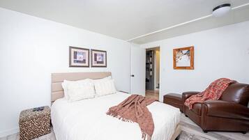 3 bedrooms, desk, iron/ironing board, travel crib