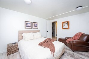 3 dormitorios, escritorio, tabla de planchar con plancha y cuna de viaje