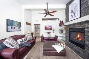 Una Smart TV, una chimenea, videojuegos, una mesa de tenis de mesa