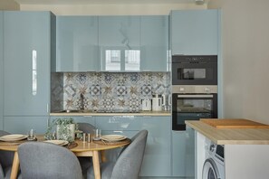 Apartment | Private kitchen | Fridge, microwave, oven, stovetop - Charming Apartment in the Center of Paris / Bourse (Paris)