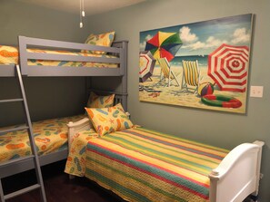 4 chambres, fer et planche à repasser, lit de bébé portatif