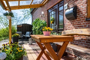 Outdoor dining - Holiday Home 'Himmelreich' with Private Terrace, Shared Garden and Wi-Fi (Barlt)