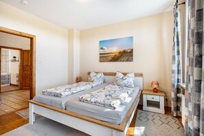 2 bedrooms, iron/ironing board, free WiFi, bed sheets - Holiday Home 'Himmelreich' with Private Terrace, Shared Garden and Wi-Fi (Barlt)