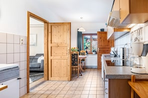 Fridge, microwave, oven, stovetop - Holiday Home 'Himmelreich' with Private Terrace, Shared Garden and Wi-Fi (Barlt)