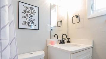 Bruser, hårtørrer, håndklæder, Sæbe