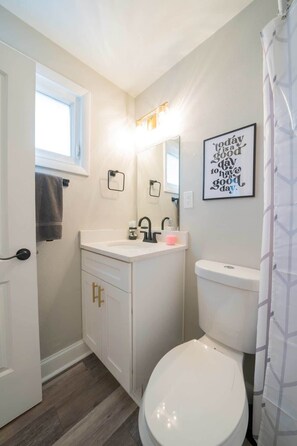 Douche, sèche-cheveux, savon, shampoing