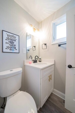 Shower, hair dryer, towels, soap - OV Mosaic - Summer Suite (Norfolk)