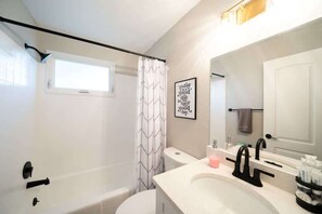 Douche, sèche-cheveux, serviettes fournies, savon