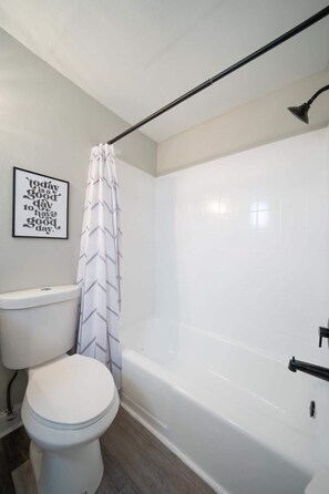 Shower, hair dryer, towels, soap - OV Mosaic - Golden Suite (Norfolk)
