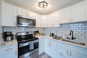 Fridge, microwave, oven, stovetop - OV Mosaic - Golden Suite (Norfolk)