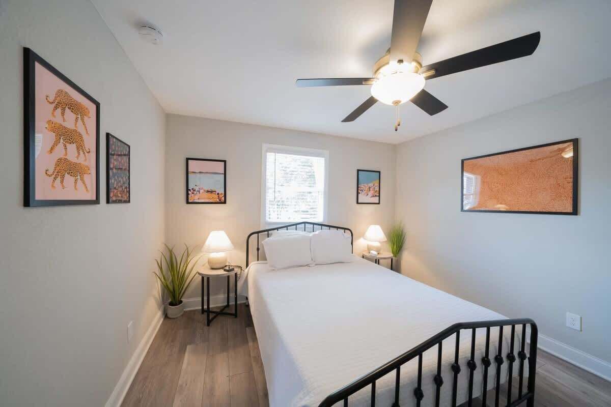 1 dormitorio, tabla de planchar con plancha, wifi y ropa de cama