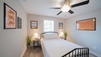 1 dormitorio, tabla de planchar con plancha, wifi y ropa de cama