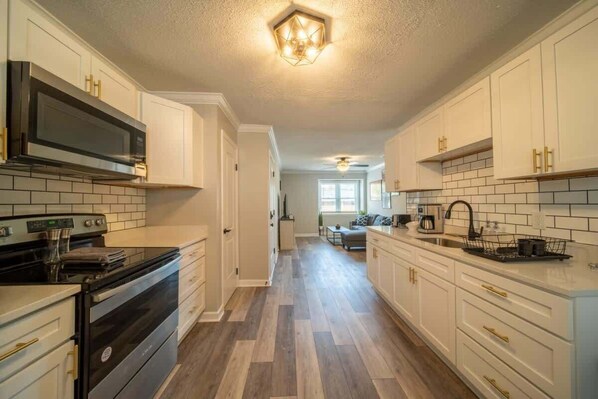 Refrigerador, microondas, horno, placa de cocina