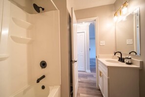 Dusche, Haartrockner, Handtücher