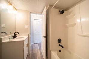 Douche, articles de toilette gratuits, sèche-cheveux