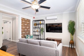 Una televisión, una oficina