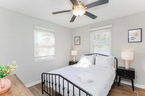 2 habitaciones, tabla de planchar con plancha, wifi y ropa de cama 