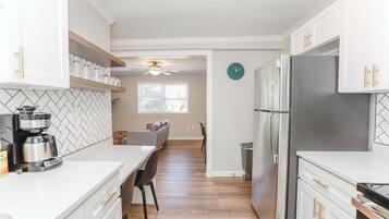 Kjøleskap, mikrobølgeovn, ovn og kokeplater