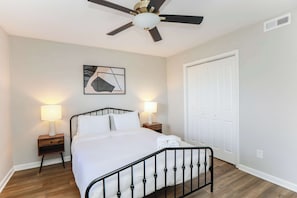 2 bedrooms, iron/ironing board, WiFi, bed sheets - Sojourn 2 BR Beach Side Home with Ocean Views (Norfolk)