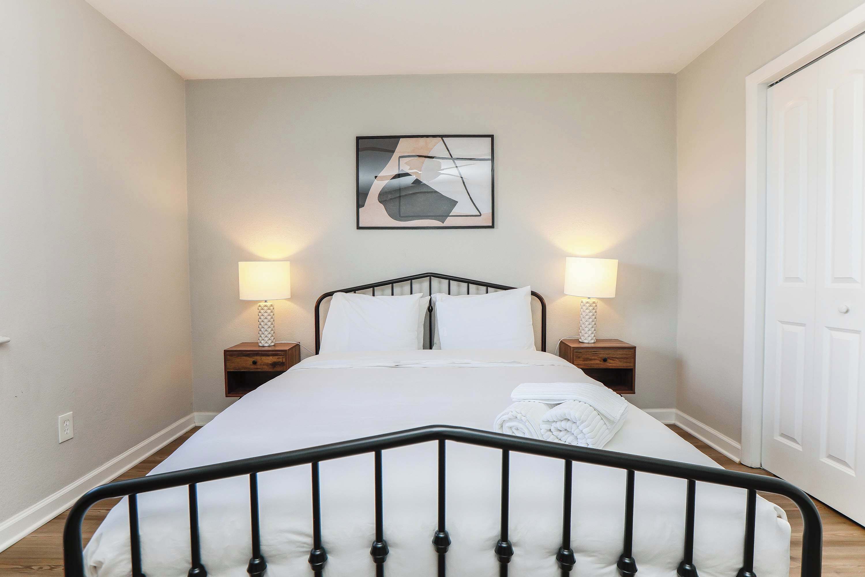 2 habitaciones, tabla de planchar con plancha, wifi y ropa de cama 