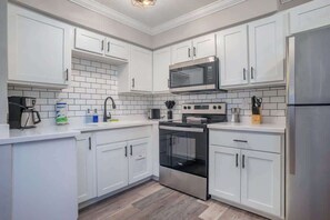 Refrigerador, microondas, horno y parrilla de estufa 