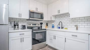 Jääkaappi, mikroaaltouuni, uuni, liesi