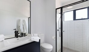 淋浴設備、拖鞋、提供毛巾、番梘